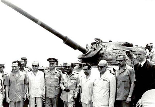 الرئيس السادات والمشير أحمد اسماعيل وخلفهم دبابة اسرائيلية من حرب أكتوبر 1973